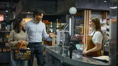 7 tratti caratteriali delle persone che lasciano passare gli altri in fila, secondo gli psicologi.