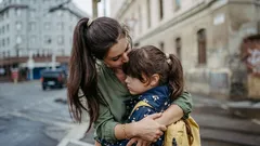 7 gesti «gentili» dei genitori che, secondo gli psicologi, possono causare ansia nei bambini