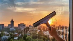 Come pulire le finestre senza lasciare aloni: 4 semplici passaggi per ottenere vetri perfettamente puliti con la tecnica «S».