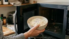 Il trucco del cubetto di ghiaccio per scaldare il riso e renderlo morbido come appena fatto